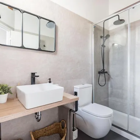 Superb Apartments Overlooking Graca In Lisbon Room photo