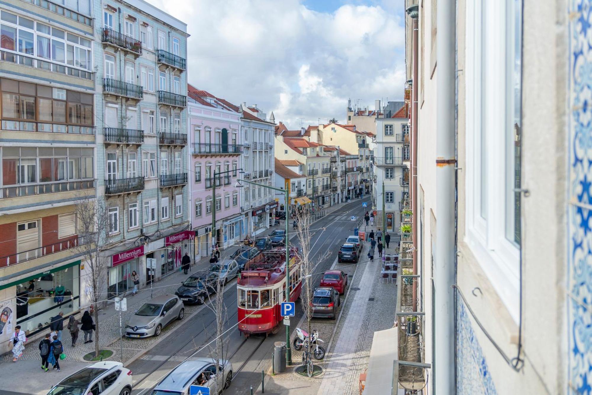 Superb Overlooking Graca In Lisbona
